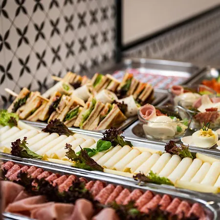 Hotell B&b, Reception 24 7, 800m Od-from R1, Free Parking