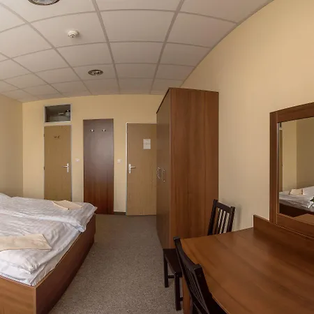 Hotell B&b, Reception 24 7, 800m Od-from R1, Free Parking