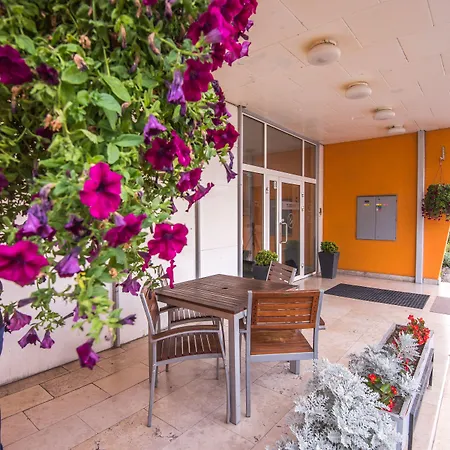 B&b, Reception 24 7, 800m Od-from R1, Free Parking Hotel 3*