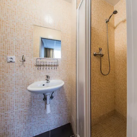 B&b, Reception 24 7, 800m Od-from R1, Free Parking 3*