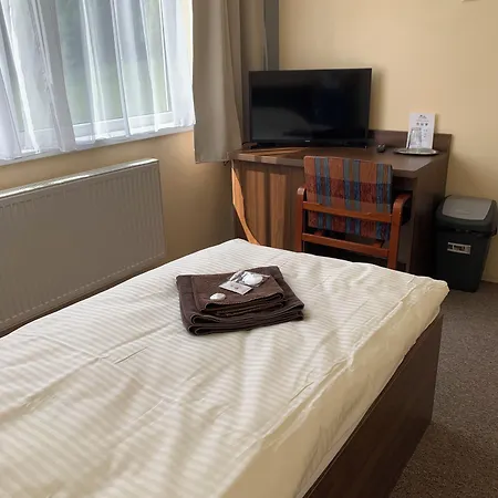 B&b, Reception 24 7, 800m Od-from R1, Free Parking 酒店 班斯卡-比斯特里察