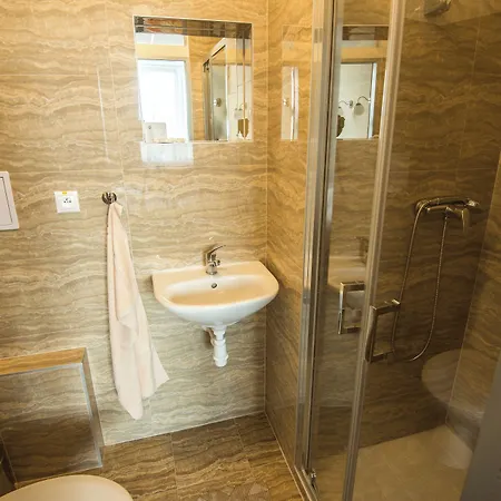 Hotell B&b, Reception 24 7, 800m Od-from R1, Free Parking