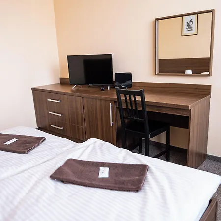 Hotell B&b, Reception 24 7, 800m Od-from R1, Free Parking