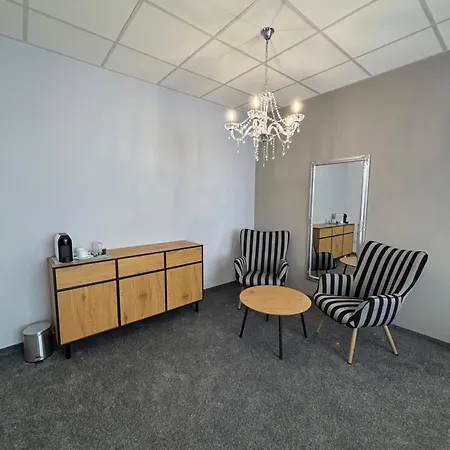 B&b, Reception 24 7, 800m Od-from R1, Free Parking 酒店