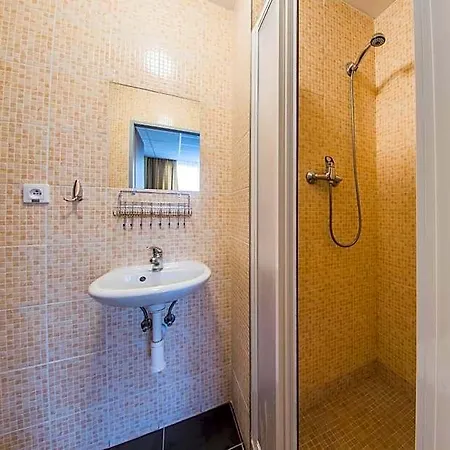 Hotel B&b, Reception 24 7, 800m Od-from R1, Free Parking 3*