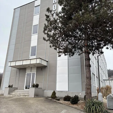 B&b, Reception 24 7, 800m Od-from R1, Free Parking מלון