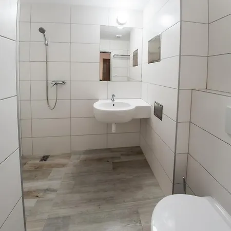 Hotell B&b, Reception 24 7, 800m Od-from R1, Free Parking