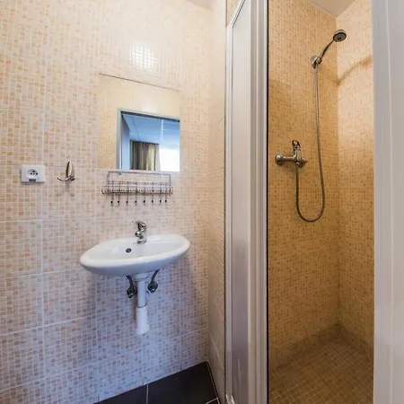 Hotel B&b, Reception 24 7, 800m Od-from R1, Free Parking 3*